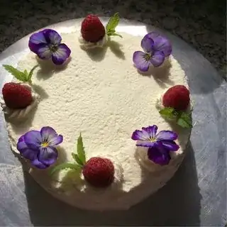 flower and berry cake