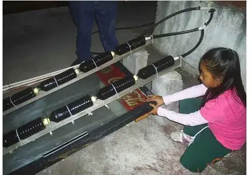 Girl with solar water heater from https://pourquoiprincesse.com/blogs/news/pourquoi-princesse-super-girl-series-xochitl-guadalupe-cruz-lopez-a-young-mexican-inventor