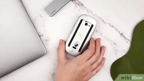 Step 5 Vire o mouse de cabeça para baixo.