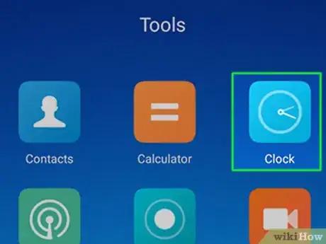 Step 1 Abra o app “Relógio” (ícone de um círculo azul ou branco com ponteiros pretos ou brancos).
