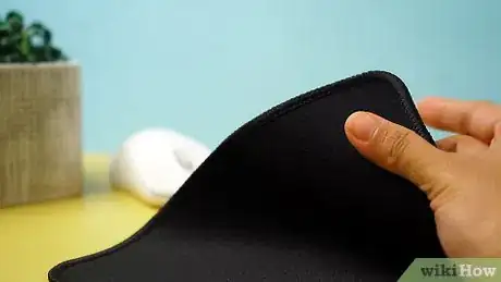 Step 1 Verifique o material do mousepad.