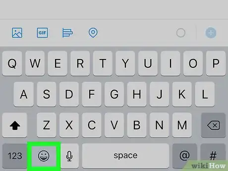 Step 3 Com o teclado aberto, toque no botão do emoji para exibir a lista de emojis disponíveis.
